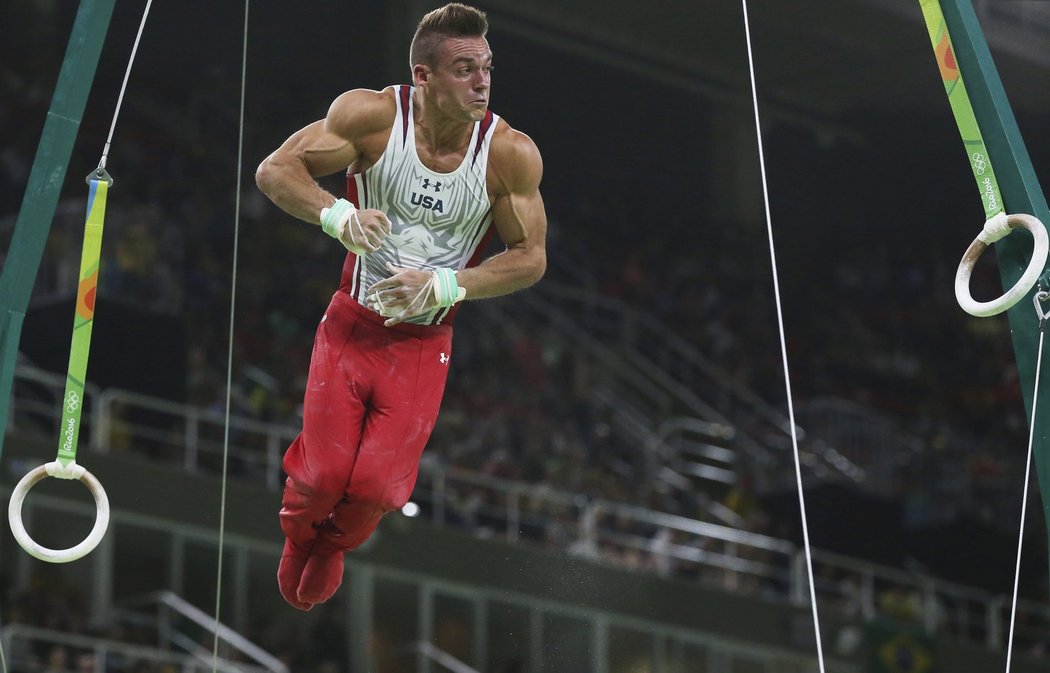 Americký gymnasta Samuel Mikulak v akci na kruzích