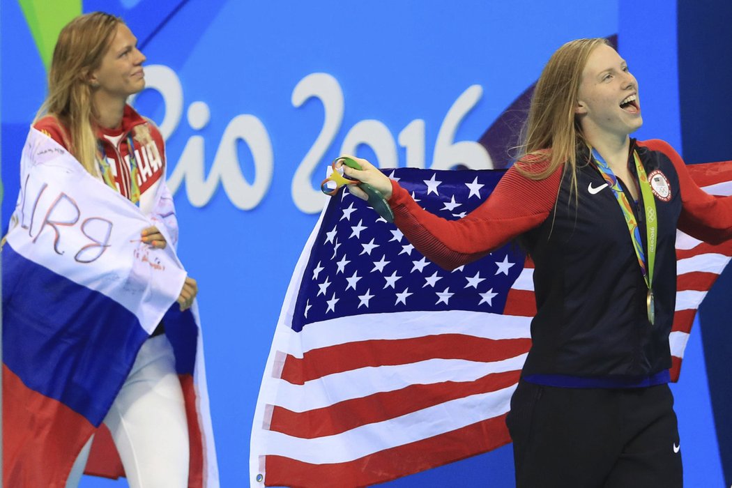 Lilly Kingová se raduje z vítězství na olympijském závodě 100 m prsa