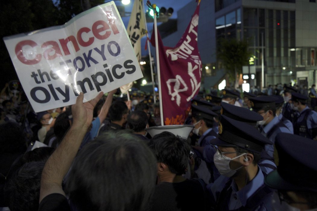 Závěrečný ceremoniál před stadionem doprovází protesty proti olympiádě