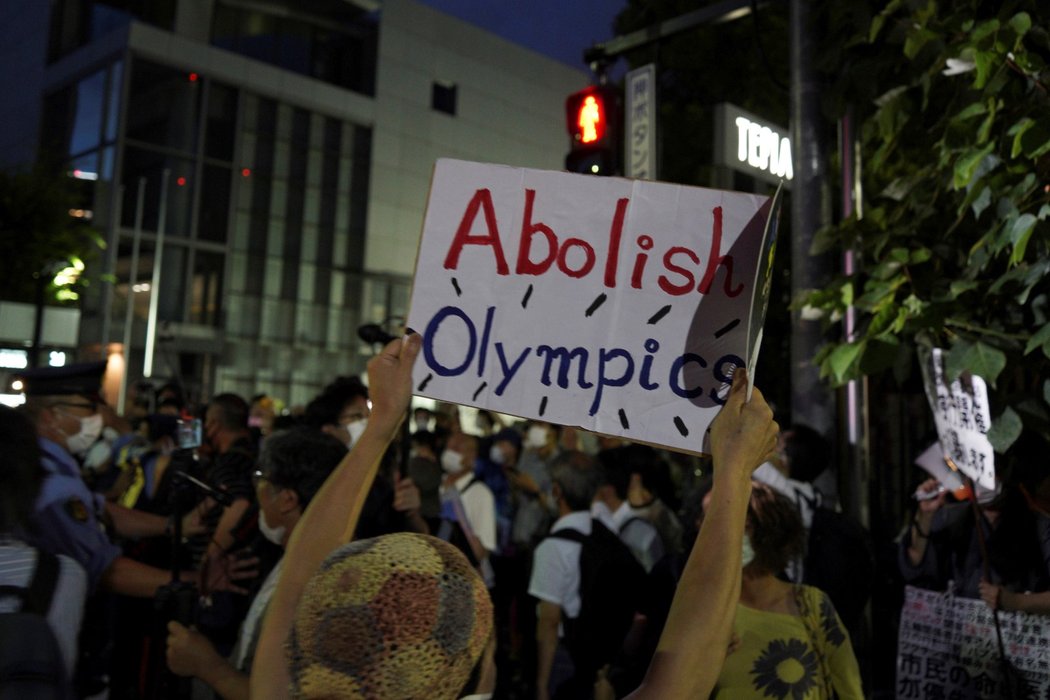 Závěrečný ceremoniál před stadionem doprovází protesty proti olympiádě