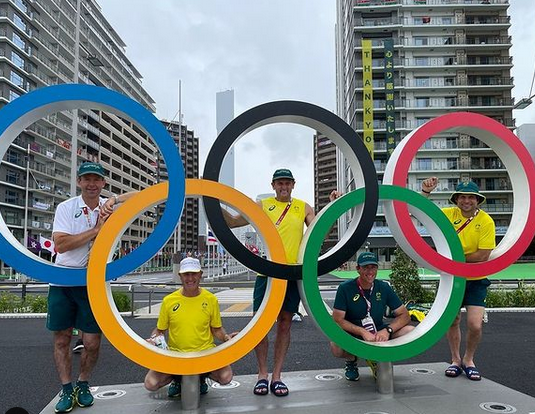 Týmová fotka s olympijskými kruhy v Tokiu nemohla chybět