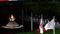 Olympijský oheň, vlajka s šesti kruhy a vlajka Japonska
