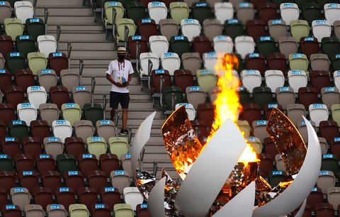 Olympijský oheň na stadionu v Tokiu