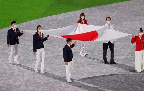 Jako první se na scéně závěrečného ceremoniálu objevila japonská vlajka a zazněla japonská hymna