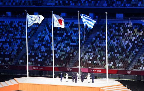 Vlajku MOV a Japonska doplnila za zvuku řecké hymny i vlajka