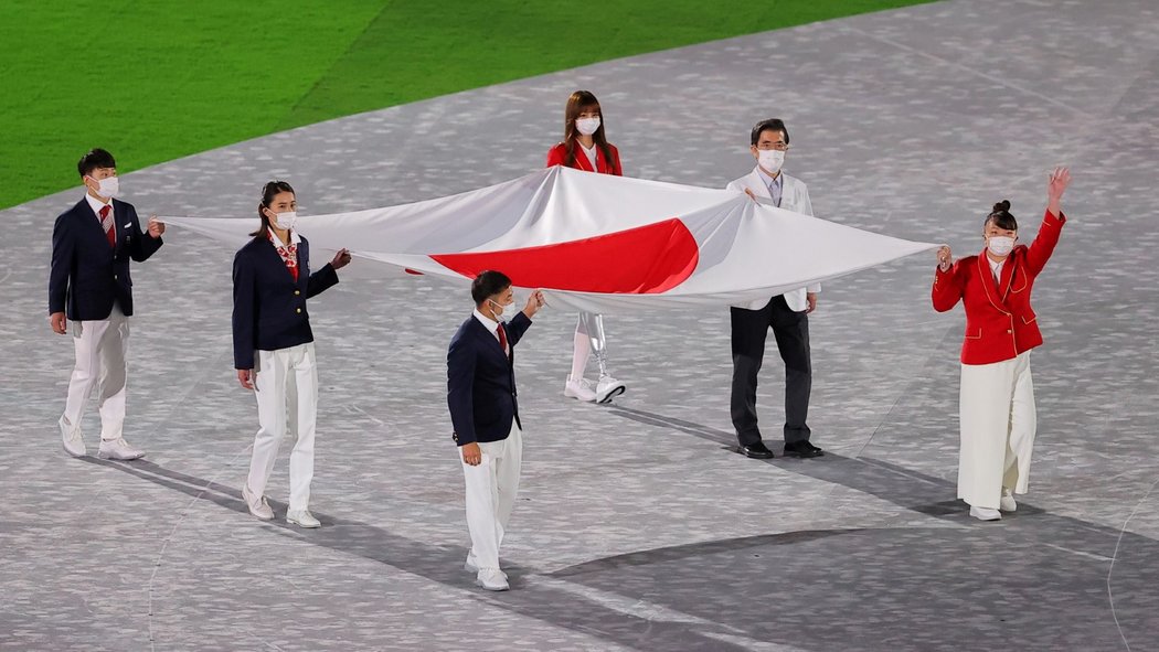 Jako první se na scéně závěrečného ceremoniálu objevila japonská vlajka a zazněla japonská hymna