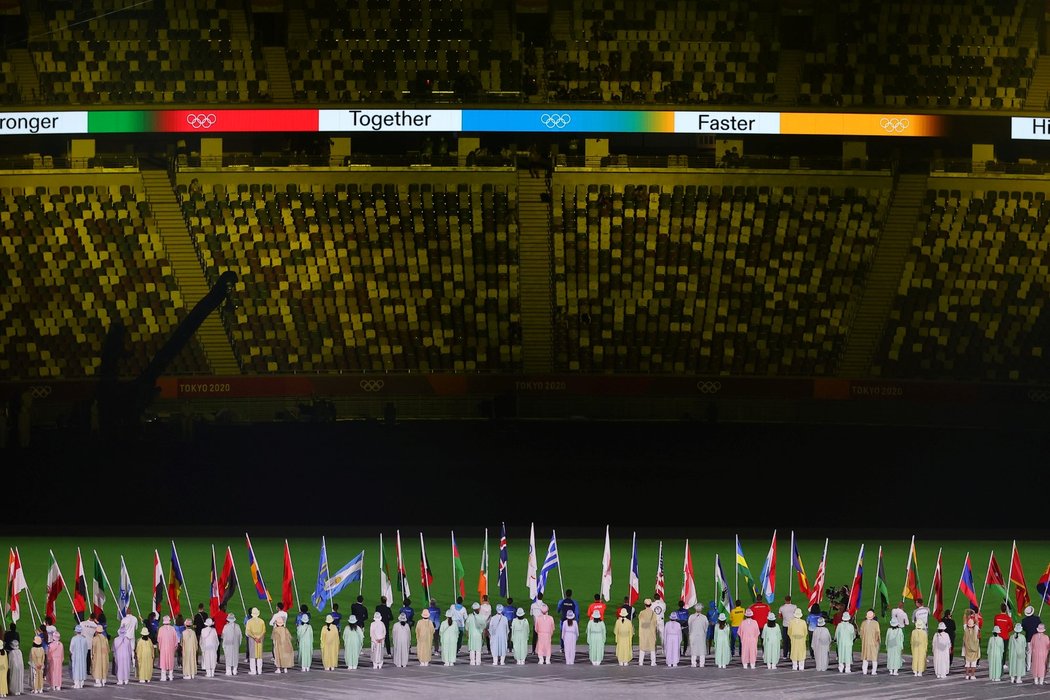 Kruh uprostřed stadionu zaplnili sportovci-vlajkonoši s národními vlajkami