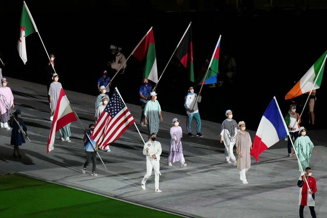 Vlajkonoši na ploše olympijského stadionu v Tokiu