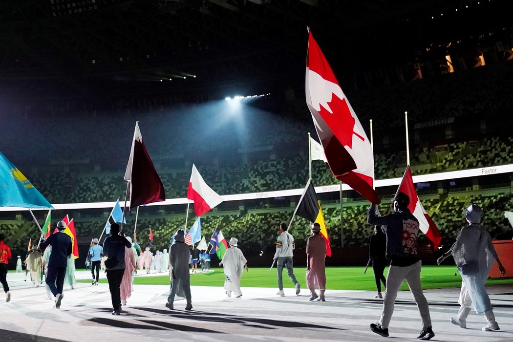 Kanadský zlatý desetibojař Damien Warner s národní vlajkou
