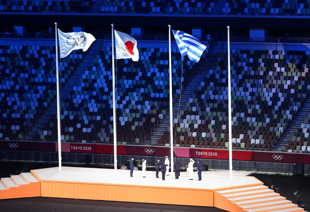 Vlajku MOV a Japonska doplnila za zvuku řecké hymny i vlajka