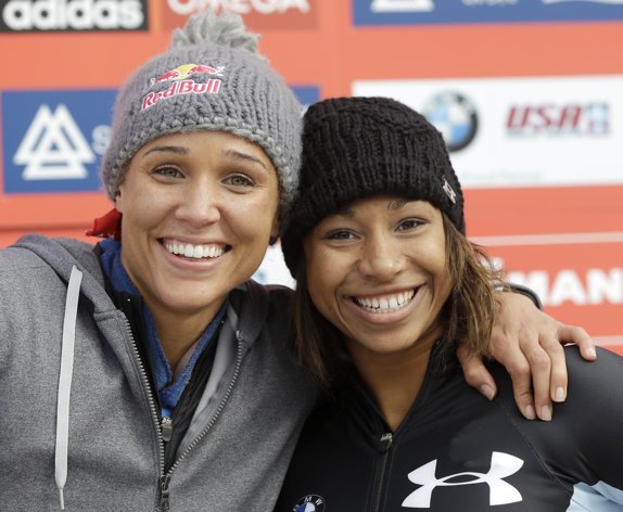 Lolo Jones (vlevo) se svou pilotkou Tiannou Madisonovou pózují po senzačním úspěchu