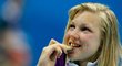 Je zlatá! Litevská plavkyně Meilutyteová zkouší pravost své medaile