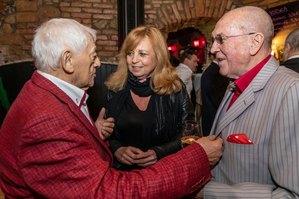 Ľubica Pašková (uprostřed), vdova po tragicky zesnulém hokejistovi Dušanu Paškovi, prozradila mrazivé detaily ohledně jeho smrti