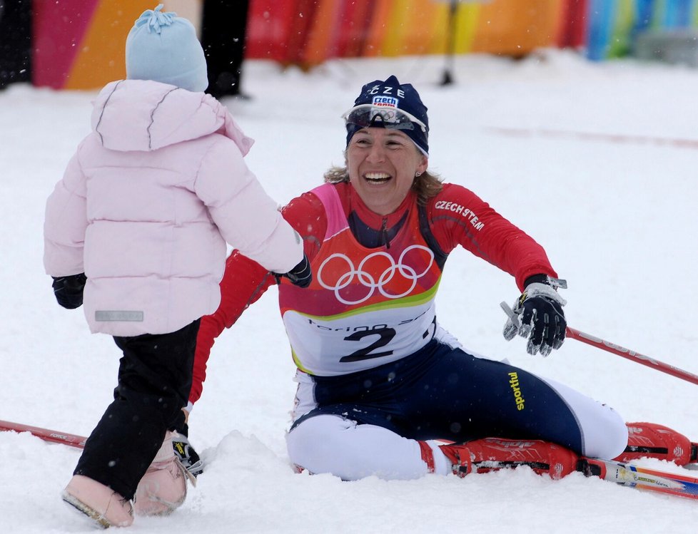 Ikonická fotka, takhle Lucie vítala mámu po zlatém závodě na olympiádě v Turíně 2006