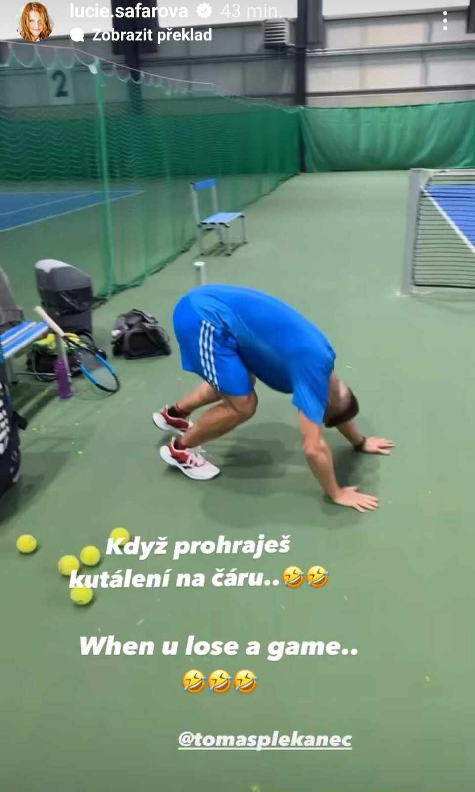 Plekanec prohrál tenisové klání se svou ženou Lucií Šafářovou. Za trest musel dělat kliky