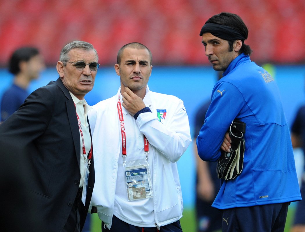 Legendární italský fotbalista Gigi Riva prodělal infarkt a následně zemřel. Na fotce s Cannavarem a Buffonem