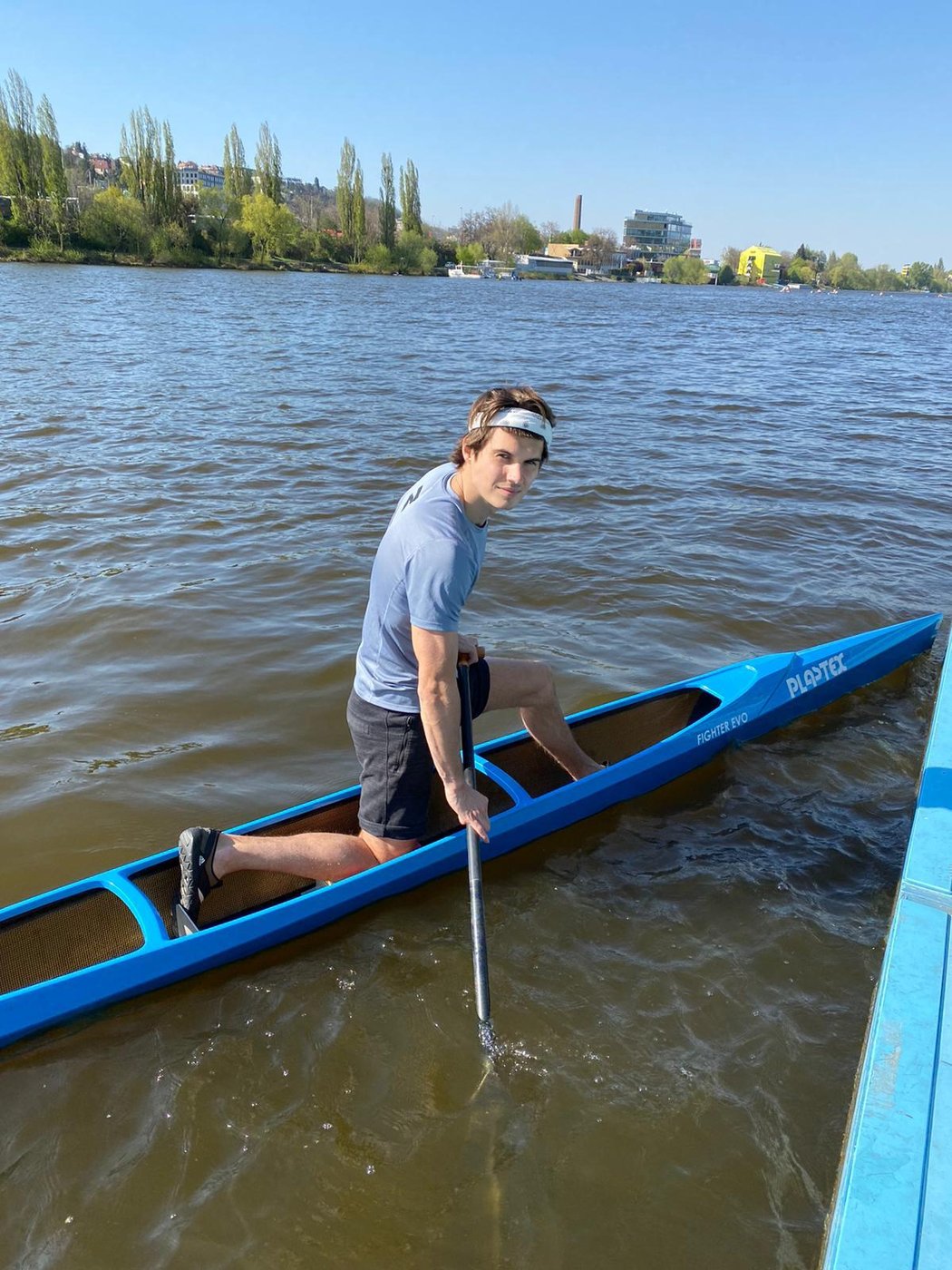 Návrat do kánoe. Lukáš Hájek, model a bývalý kanoista si po delší době znovu zkusil, jaké to je zakleknout do kánoe.