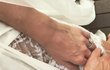 Lukáš Rosol zveřejnil na sociální síti fotku své přítelkyně Petry s prstýnkem ve svatebních šatech, jak ji drží za ruku