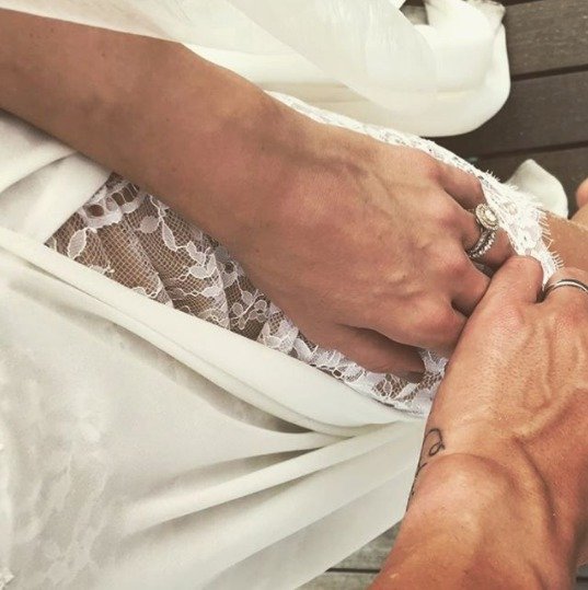 Lukáš Rosol zveřejnil na sociální síti fotku své přítelkyně Petry s prstýnkem ve svatebních šatech, jak ji drží za ruku