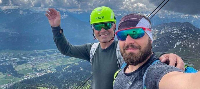 Rakouský horolezec Lukas Wörle (vpravo) dostane od Pákistánu čestné státní vyznamenání za záchranu života na osmitisícovce Broad Peak