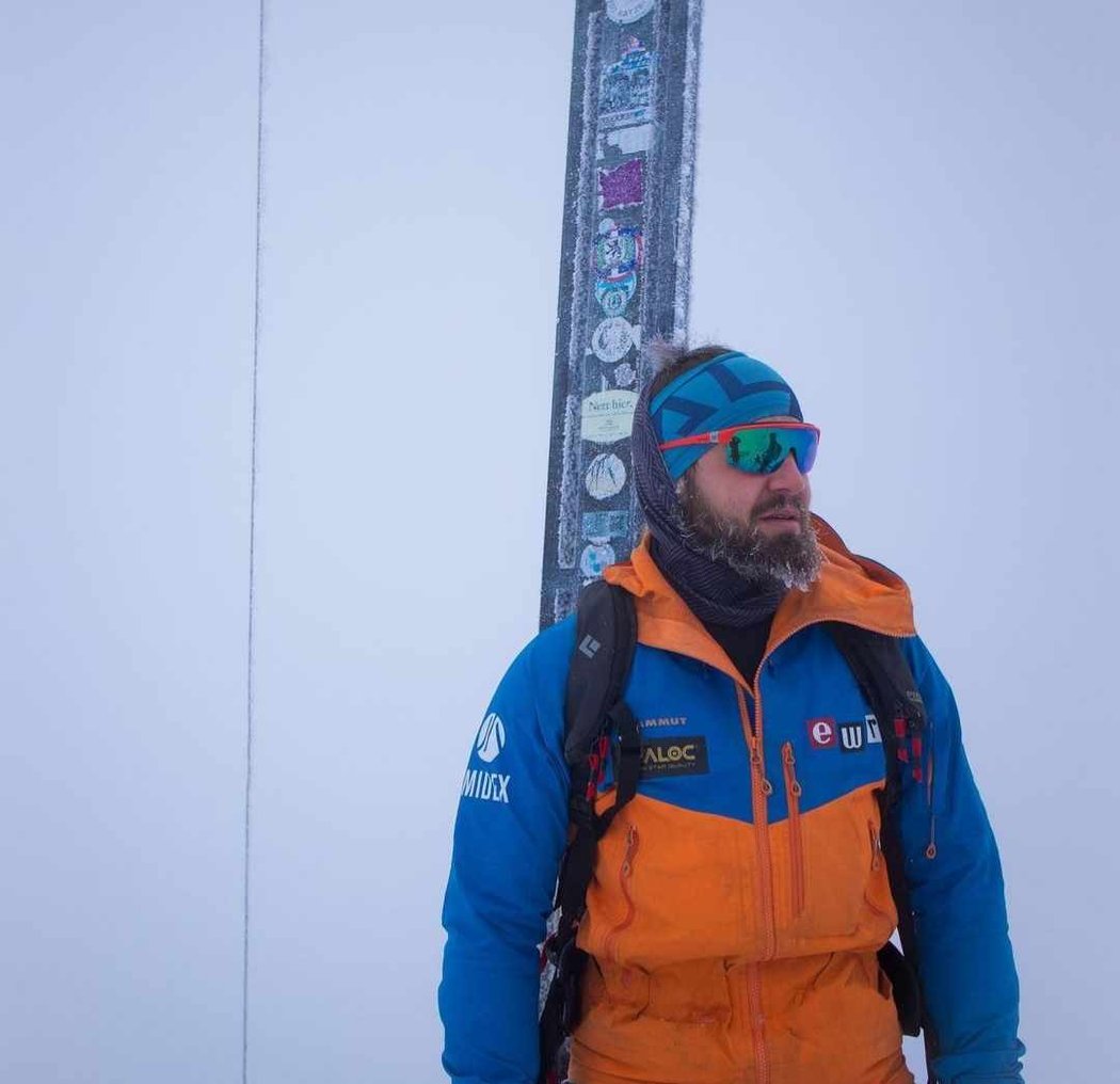 Zatímco horolezecké rekordmance Kristin Harilaové lidé vyčítají nedostatečnou pomoc jednomu z kolegů, horolezec Lukas Wörle je oslavován za záchranu šerpy