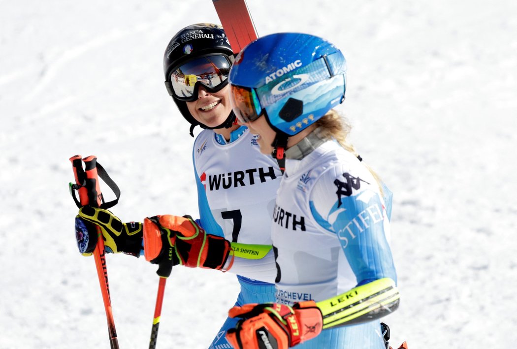 Mikaela Shiffrinová (vpravo) se raduje z vítězství