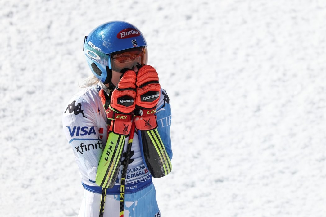Dojatá lyžařka Mikaela Shiffrinová se raduje za zlaté medaile na mistrovství světa v alpském lyžování