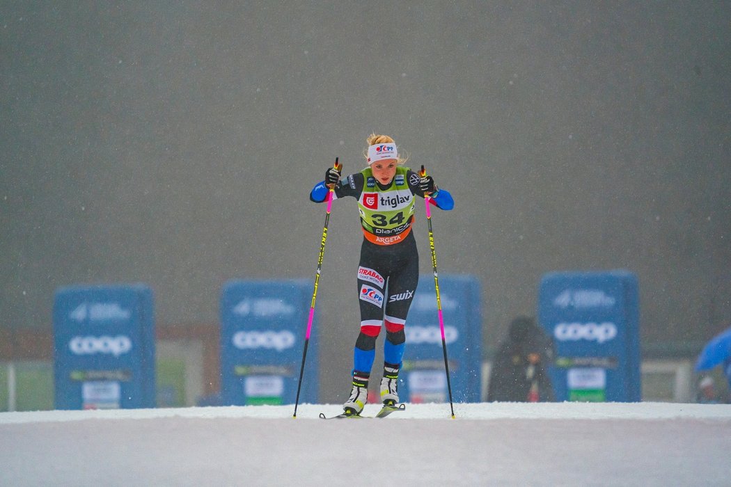 Při první etapě Tour de Ski, kterou 1. ledna hostilo švýcarské Val Müstair, postoupil Michal Novák do semifinále sprintu volně a připsal si konečné 9. místo. Kateřina Janatová (na snímku) s Petrou Novákovou postoupily do čtvrtfinále