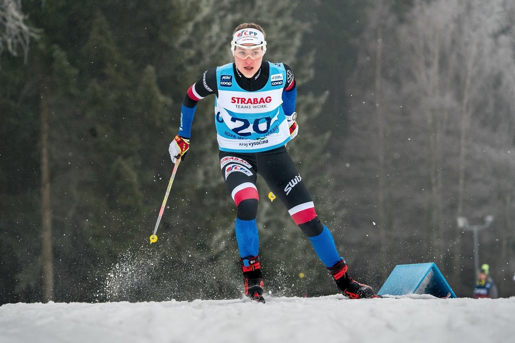 Při první etapě Tour de Ski, kterou 1. ledna hostilo švýcarské Val Müstair, postoupil Michal Novák do semifinále sprintu volně a připsal si konečné 9. místo. Kateřina Janatová s Petrou Novákovou (na snímku) postoupily do čtvrtfinále