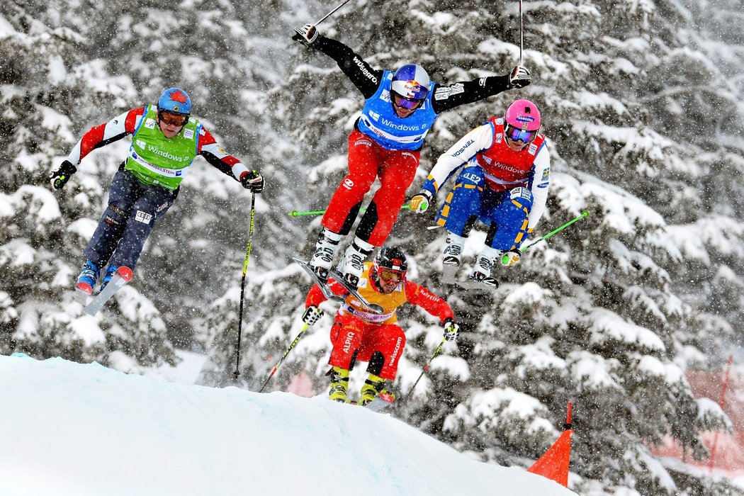 Český skikrosař Tomáš Kraus se po téměř čtyřech letech dočkal vítězství v závodu Světového poháru. Jubilejní patnáctý triumf si osmatřicetiletý lyžař připsal v německém Grasgehrenu