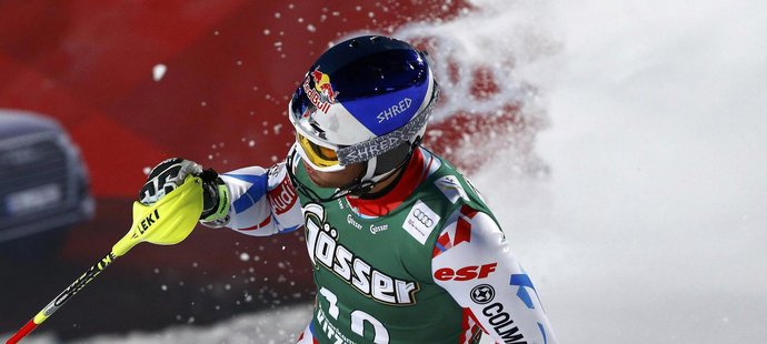 Francouzský lyžař Alexis Pinturault se raduje z kombinačního triumfu v Kitzbühelu
