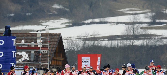 Start dopoledního předzávodu na trati Tour de Ski, na který se přihlásila Kateřina Neumannová