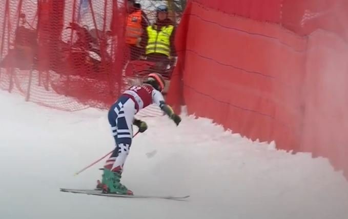 Jan Zabystřan se po úchvatném kotoulu vzad vrací na lyže
