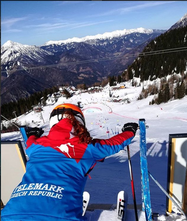 Anežka Přibylová závodí v disciplíně telemark.