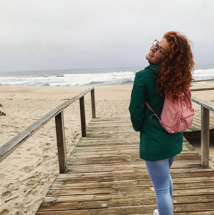 Anežka Přibylová během studia v Portugalsku u Atlantiku.