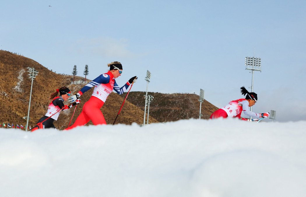 Česká běžkyně Tereza Beranová ve štafetovém závodě žen na olympiádě v Pekingu