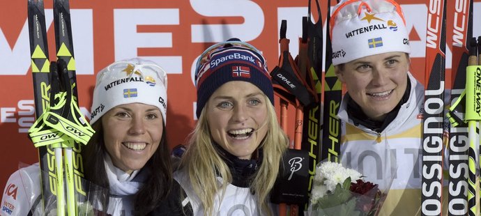 Therese Johaugová z Norska (uprostřed) vyhrála závod Světového poháru na pět kilometrů volnou technikou ve finské Ruce