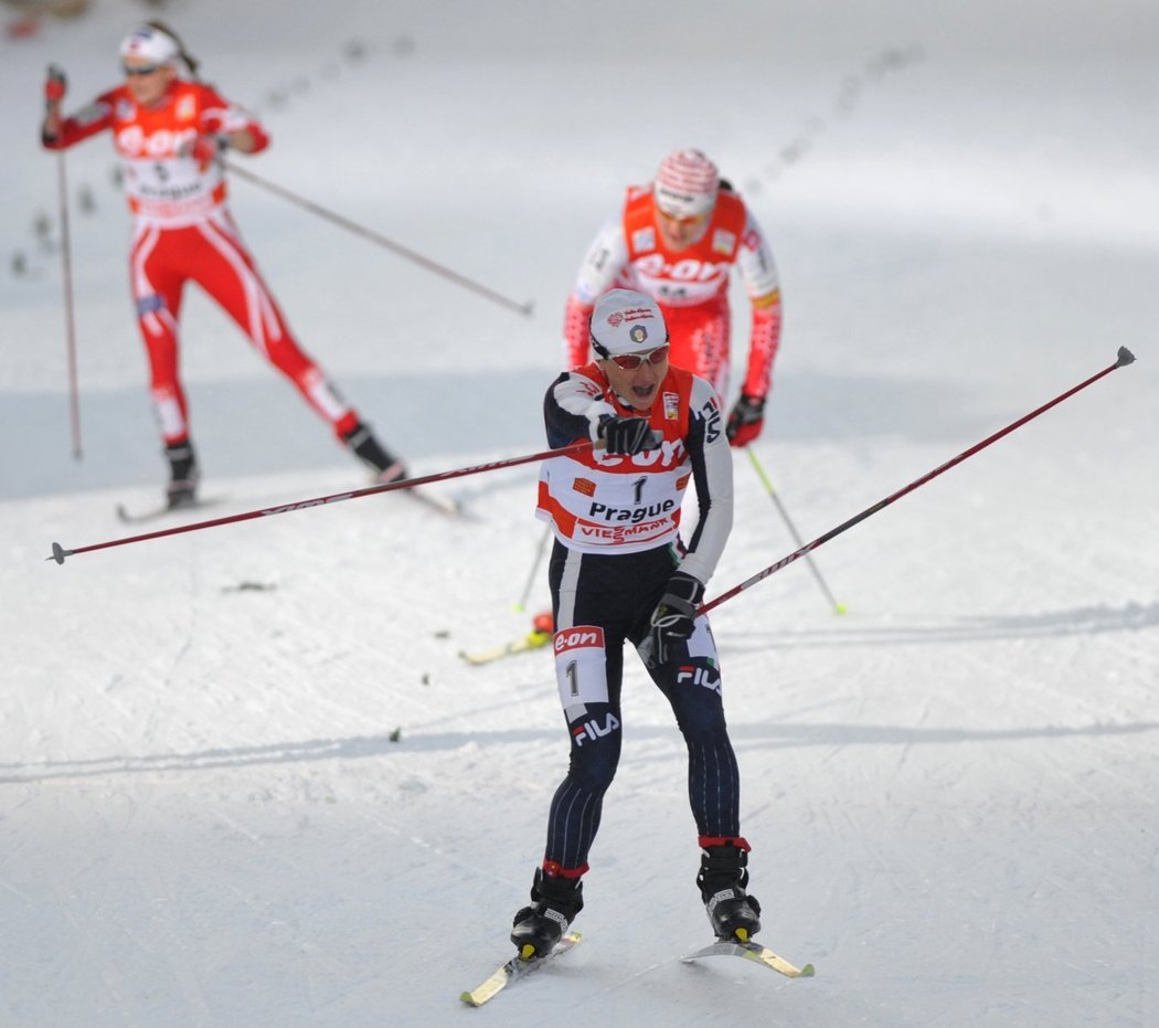 Arianna Follisová z Itálie (vpředu) se raduje z výhry v závodu Tour de Ski.