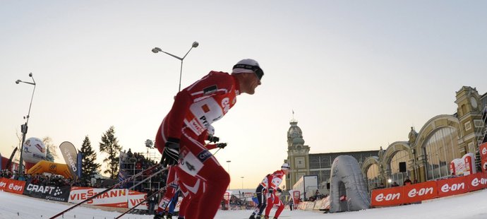 Tor Arne Hetland z Norska (vpředu) zvítězil v závodu SP a Tour de Ski v běhu na lyžích na pražském Výstavišti.