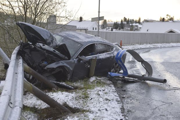 Policie našla Northugovo zdemolované auto napasované ve svodidlech v místech, kde je nejvyšší povolená rychlost 40 km/h Policie našla Northugovo zdemolované auto napasované ve svodidlech v místech, kde je nejvyšší povolená rychlost 40 km/h