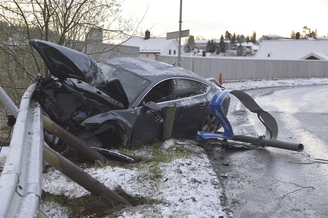 Policie našla Northugovo zdemolované auto napasované ve svodidlech v místech, kde je nejvyšší povolená rychlost 40 km/h