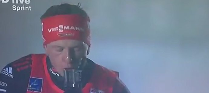 Německý biatlonista Florian Graf při závodě mířil vlastní puškou přímo do pusy