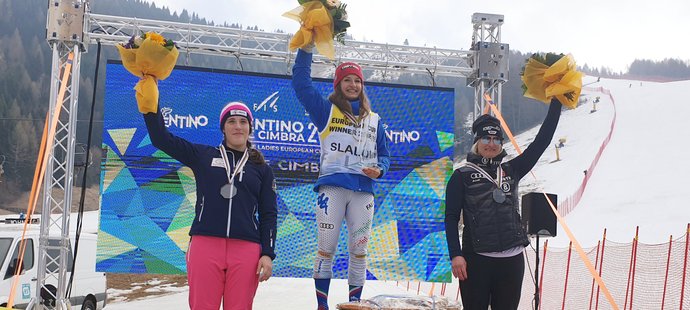 Gabriela Capová (vlevo) skončila v celkovém hodnocení Evropského poháru ve slalomu druhá