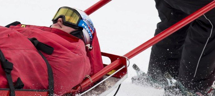 Švýcarka Denise Feierabendová je odvážena zdravotníky na saních po pádu v kombinačním Super-G SP v Crans-Montaně