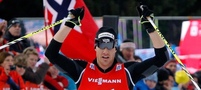 Švýcarský běžec na lyžích Dario Cologna se raduje z vítězství