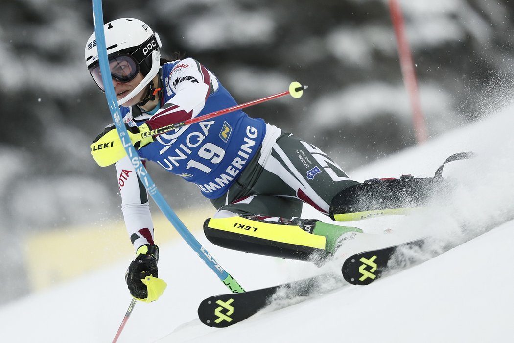 Martina Dubovská na trati slalomu v Semmeringu