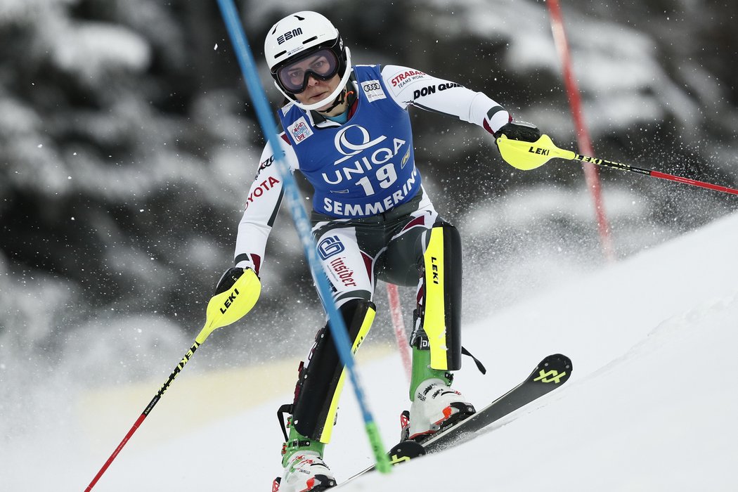 Martina Dubovská na trati slalomu v Semmeringu