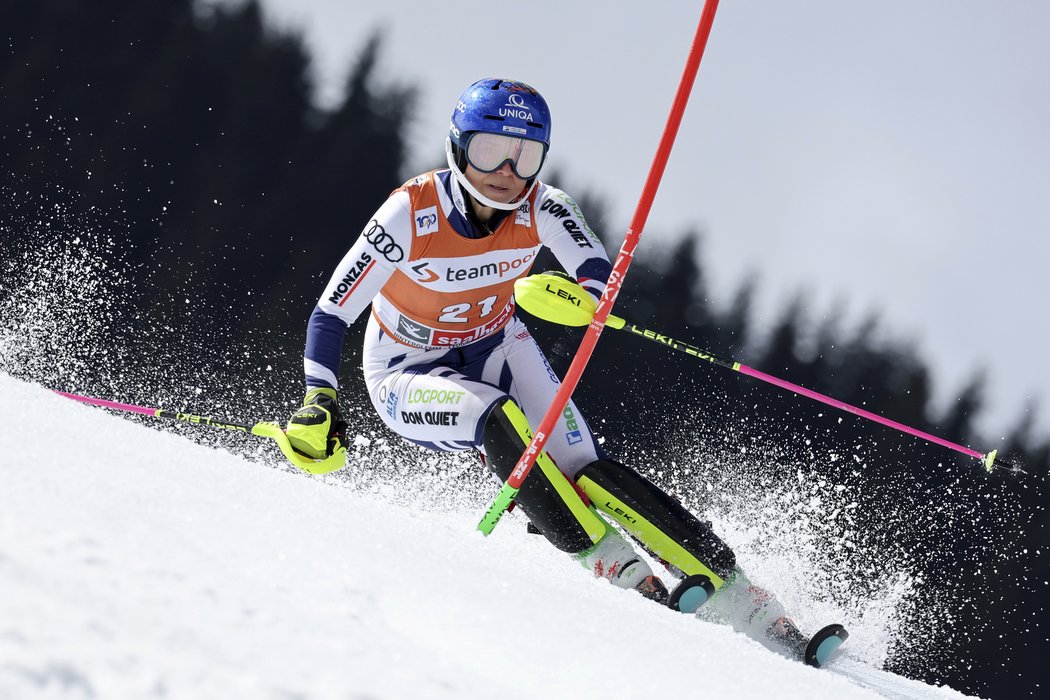 Martina Dubovská během slalomu v Saalbachu