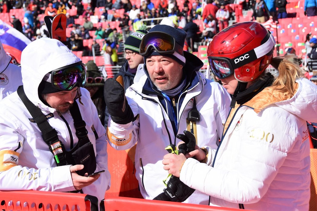 Ester Ledecká se svými lyžařskými trenéry Ondřejem Bankem (vlevo) a jeho bratrem Tomášem