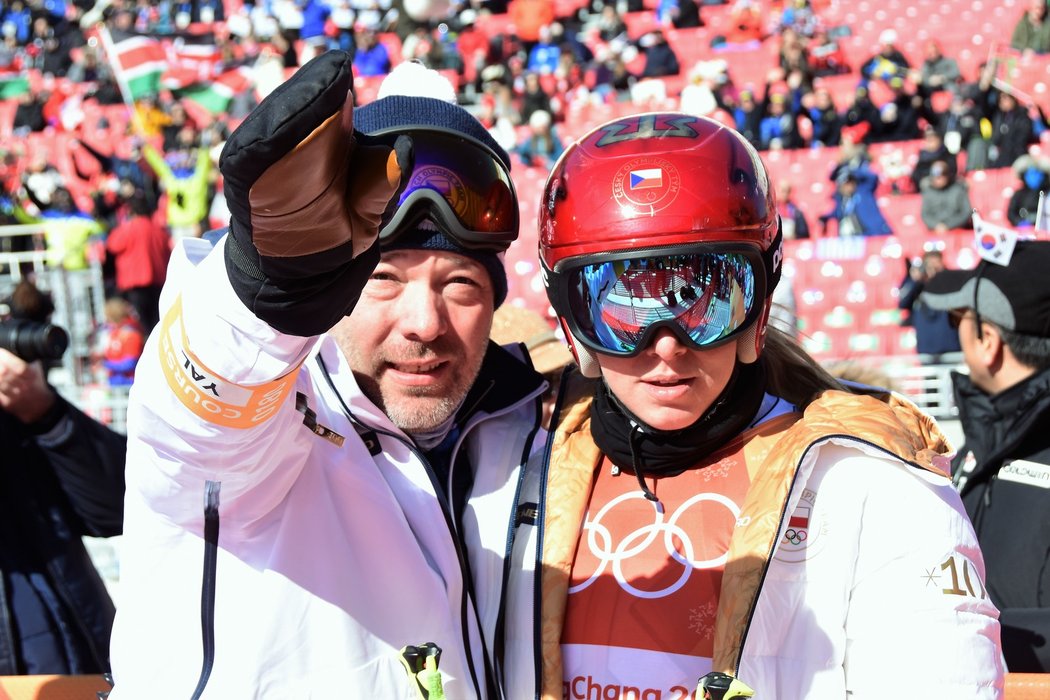 Tomáš Bank ukazuje Ester Ledecké na trať při olympiádě v Pchjongčchangu